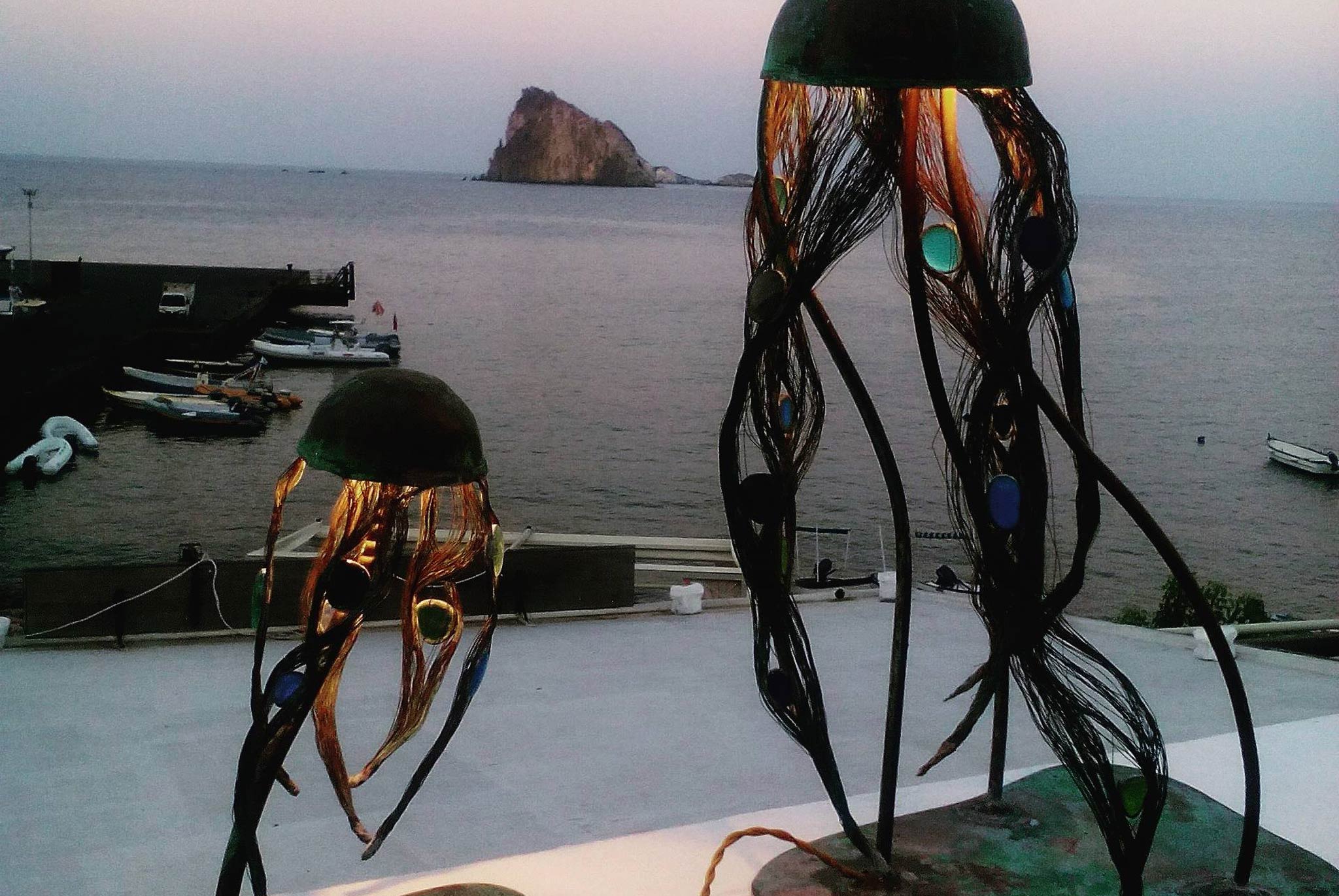 Meduse, lampade in rame e vetrofusioni