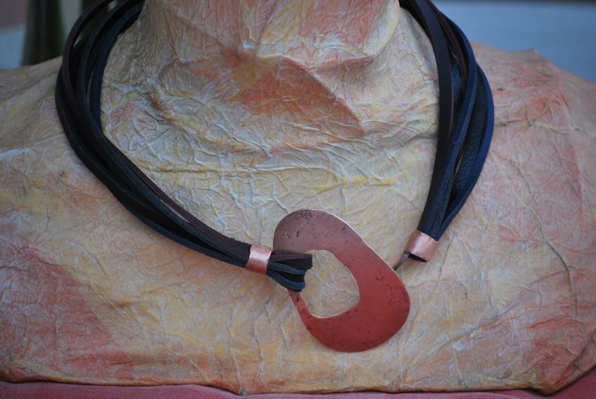 Hole, pelle e rame martellinato title=